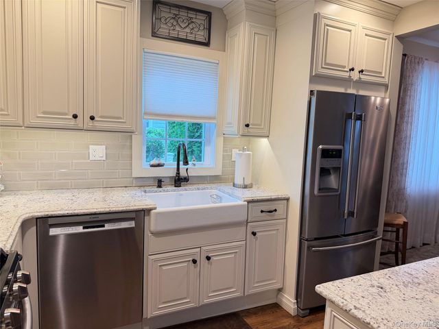 28 Pine Street, Sayville, NY 11782