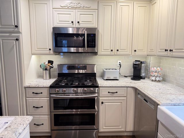 28 Pine Street, Sayville, NY 11782