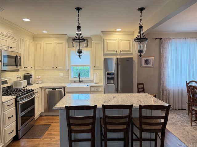 28 Pine Street, Sayville, NY 11782