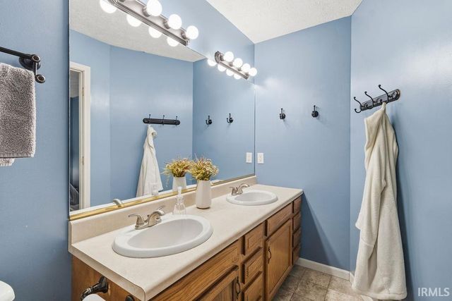 1804 E Springfield Drive, Warsaw, IN 46580