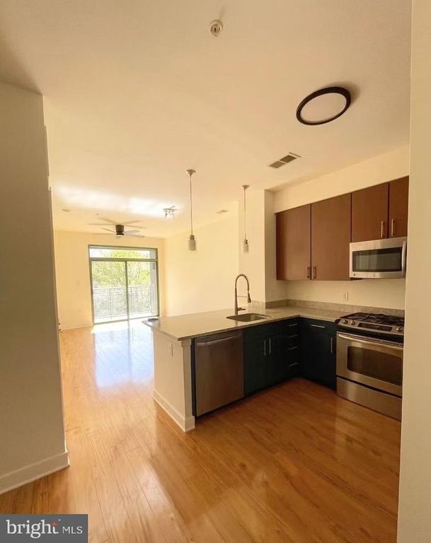 Image 6 of property listing at 8005 13TH ST #310, Silver Spring, MD 20910