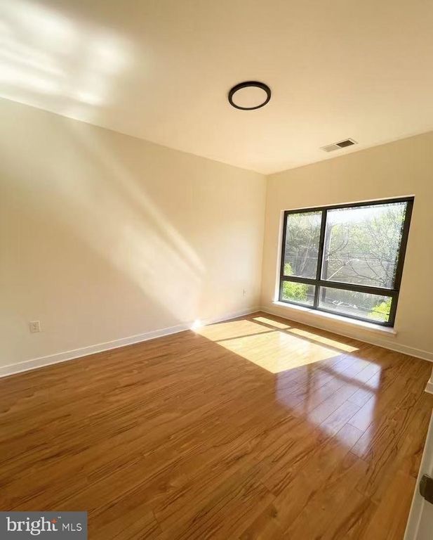 Image 9 of property listing at 8005 13TH ST #310, Silver Spring, MD 20910