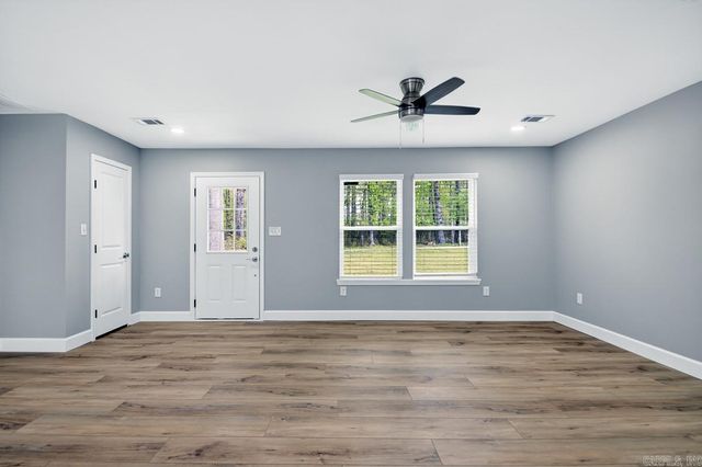 129 Shade Tree Ln, Jacksonville, AR 72076