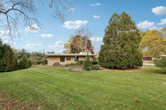 5105 W Arrowwood ROAD, Mequon, WI 53092