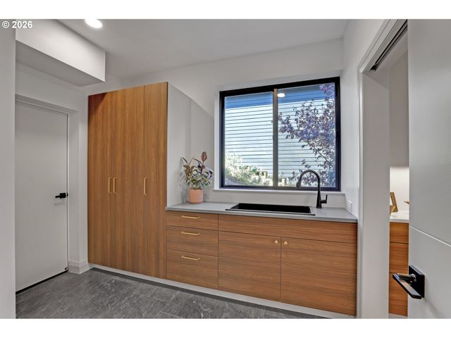 3125 Nw BLUE SKY Ln, Portland, OR 97229