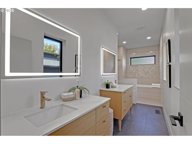 3125 Nw BLUE SKY Ln, Portland, OR 97229