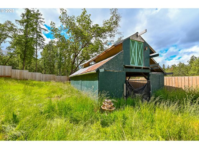 1445 WHISTLERS Ln, Roseburg, OR 97470