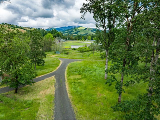 1445 WHISTLERS Ln, Roseburg, OR 97470
