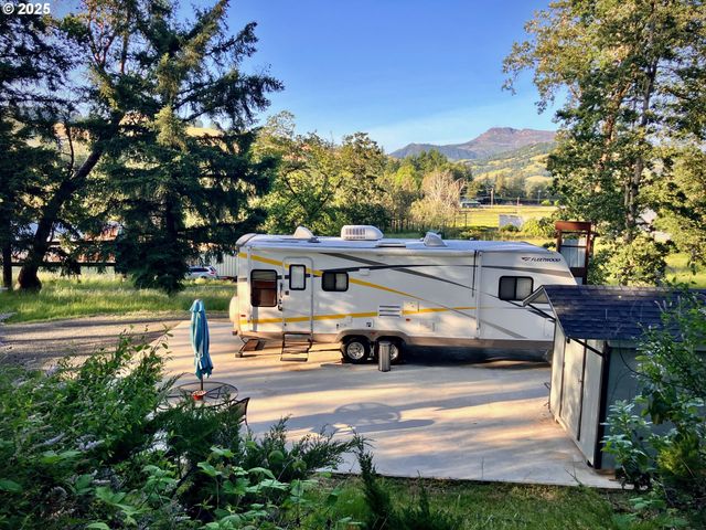 1445 WHISTLERS Ln, Roseburg, OR 97470