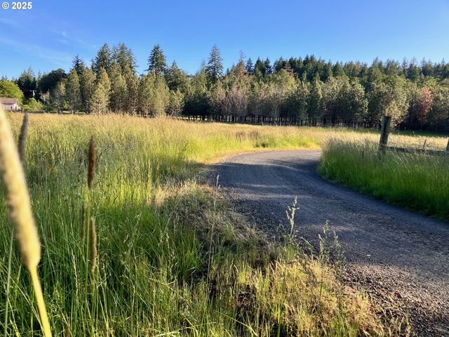 1445 WHISTLERS Ln, Roseburg, OR 97470