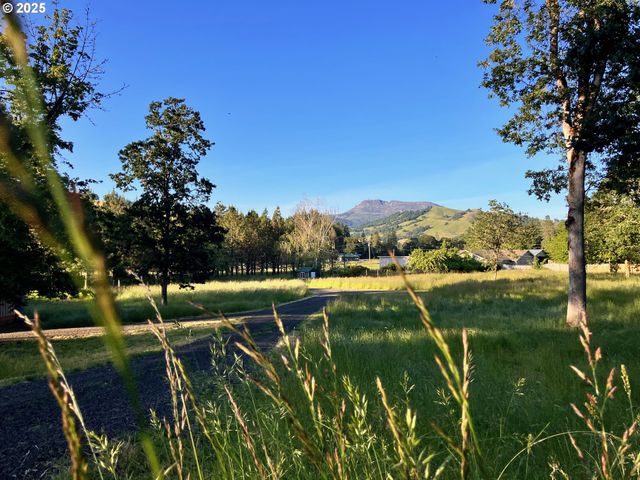 1445 WHISTLERS Ln, Roseburg, OR 97470