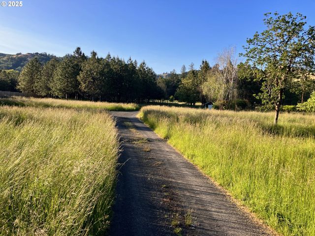 1445 WHISTLERS Ln, Roseburg, OR 97470