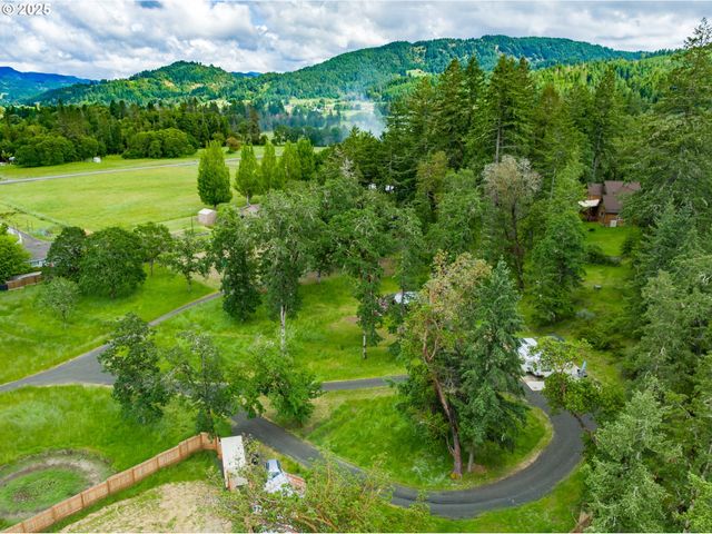 1445 WHISTLERS Ln, Roseburg, OR 97470