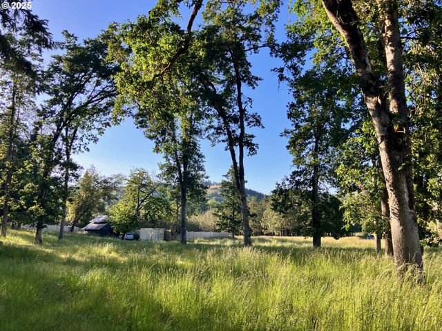 1445 WHISTLERS Ln, Roseburg, OR 97470