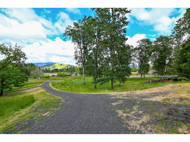 1445 WHISTLERS Ln, Roseburg, OR 97470