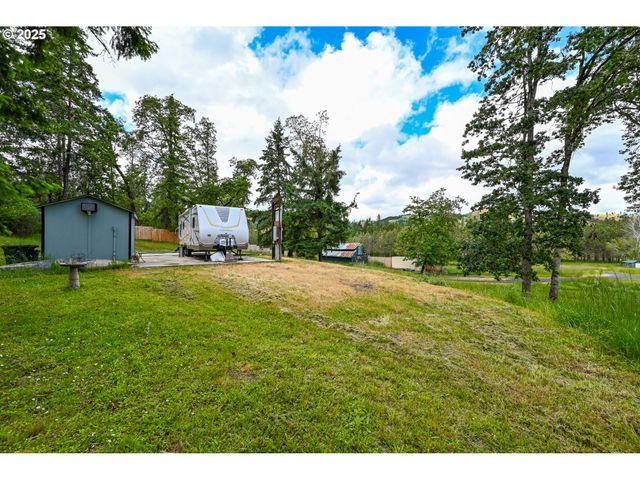 1445 WHISTLERS Ln, Roseburg, OR 97470