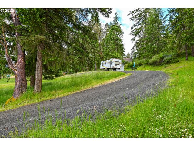 1445 WHISTLERS Ln, Roseburg, OR 97470