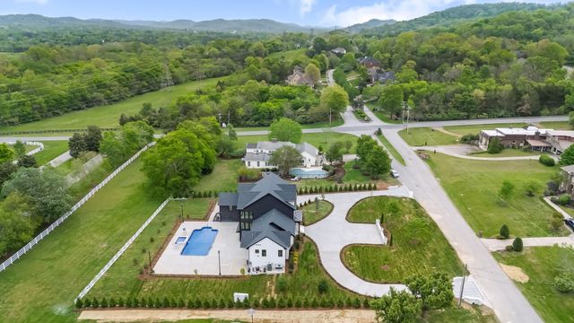 102 Steeplechase Ln, Nashville, TN 37221