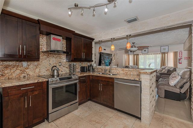 5711 Farragut St, Hollywood, FL 33021