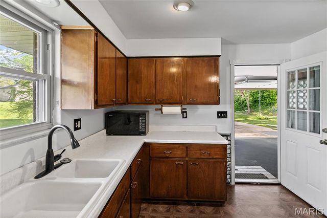 4900 Eiffel Drive, Godfrey, IL 62035