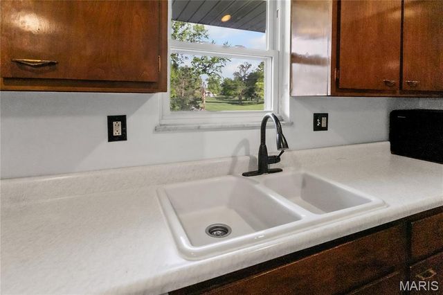 4900 Eiffel Drive, Godfrey, IL 62035