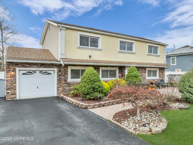 31 Winthrop Drive, Manalapan, NJ 07726