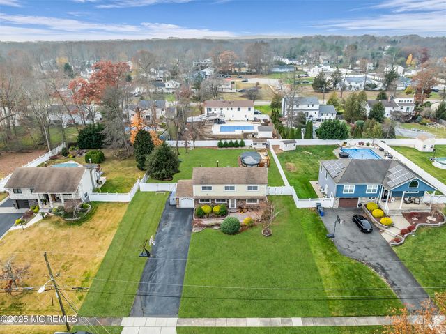 31 Winthrop Drive, Manalapan, NJ 07726