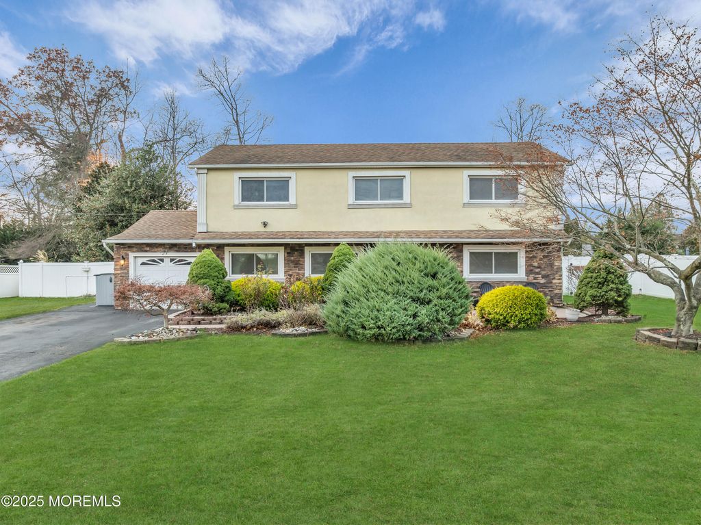 31 Winthrop Drive, Manalapan, NJ 07726