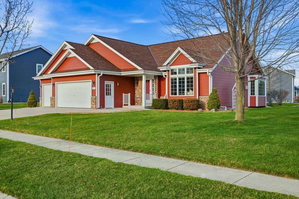 1001 Spring Waters DRIVE, Oconomowoc, WI 53066
