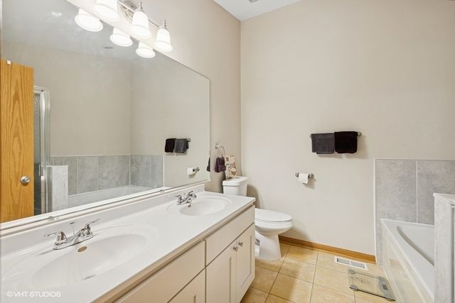 711 CREEKSIDE Circle 711, Gurnee, IL 60031