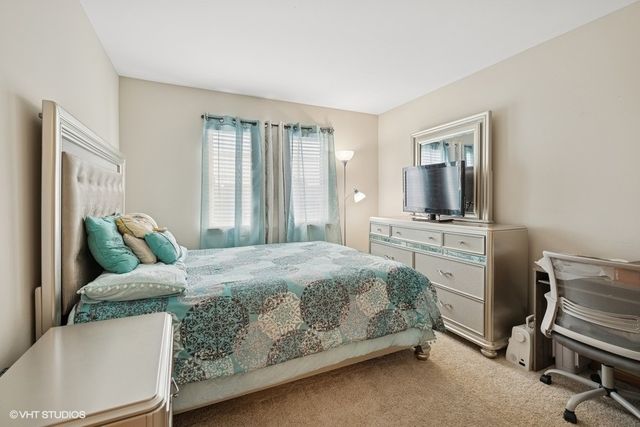 711 CREEKSIDE Circle 711, Gurnee, IL 60031