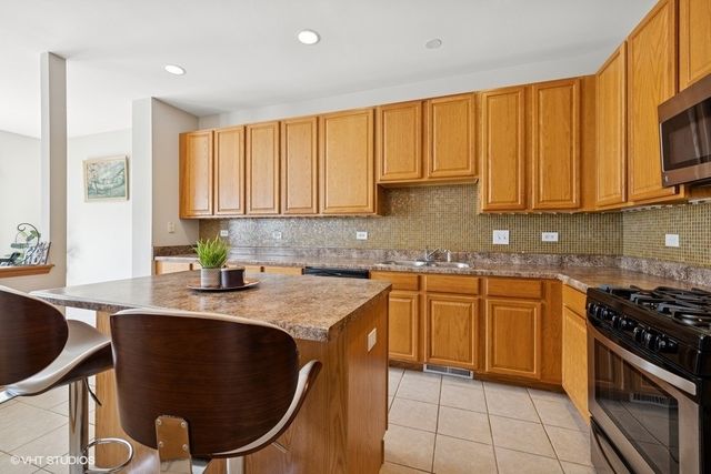 711 CREEKSIDE Circle 711, Gurnee, IL 60031