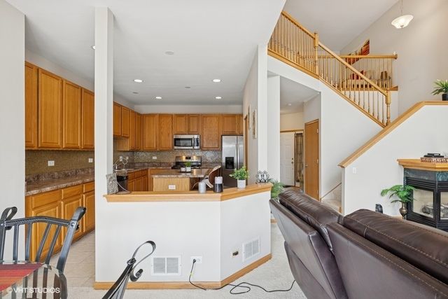 711 CREEKSIDE Circle 711, Gurnee, IL 60031