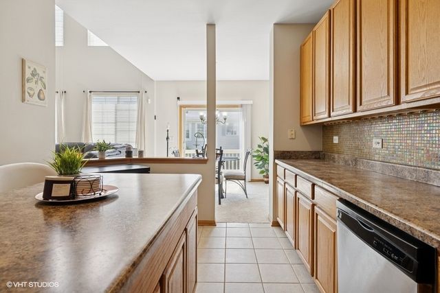 711 CREEKSIDE Circle 711, Gurnee, IL 60031