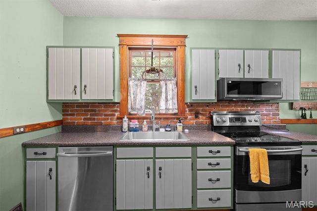 808 Troy Road, Edwardsville, IL 62025