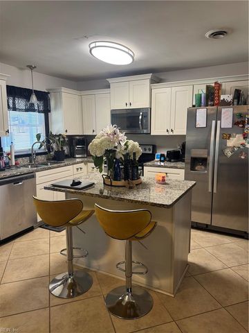 17 Cottage LN, Newport News, VA 23603