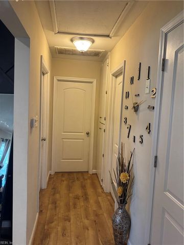 17 Cottage LN, Newport News, VA 23603