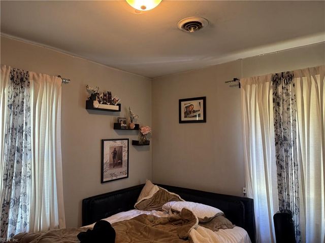 17 Cottage LN, Newport News, VA 23603