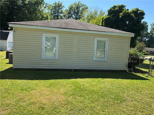 17 Cottage LN, Newport News, VA 23603