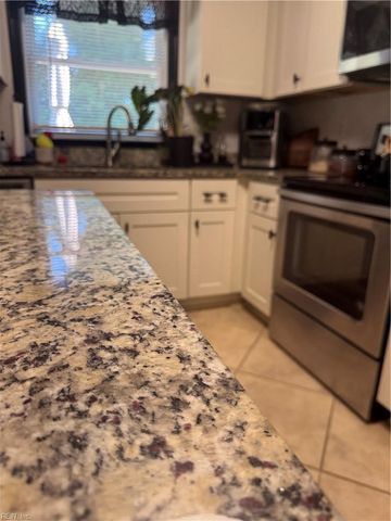 17 Cottage LN, Newport News, VA 23603