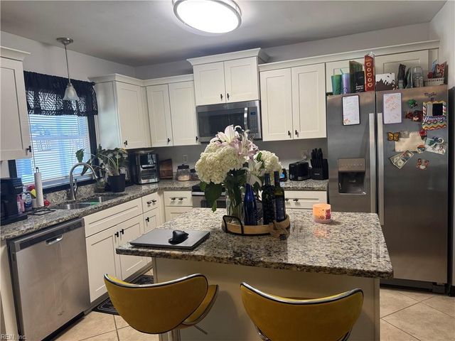 17 Cottage LN, Newport News, VA 23603