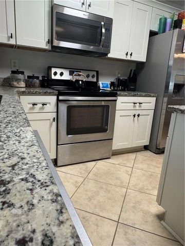17 Cottage LN, Newport News, VA 23603