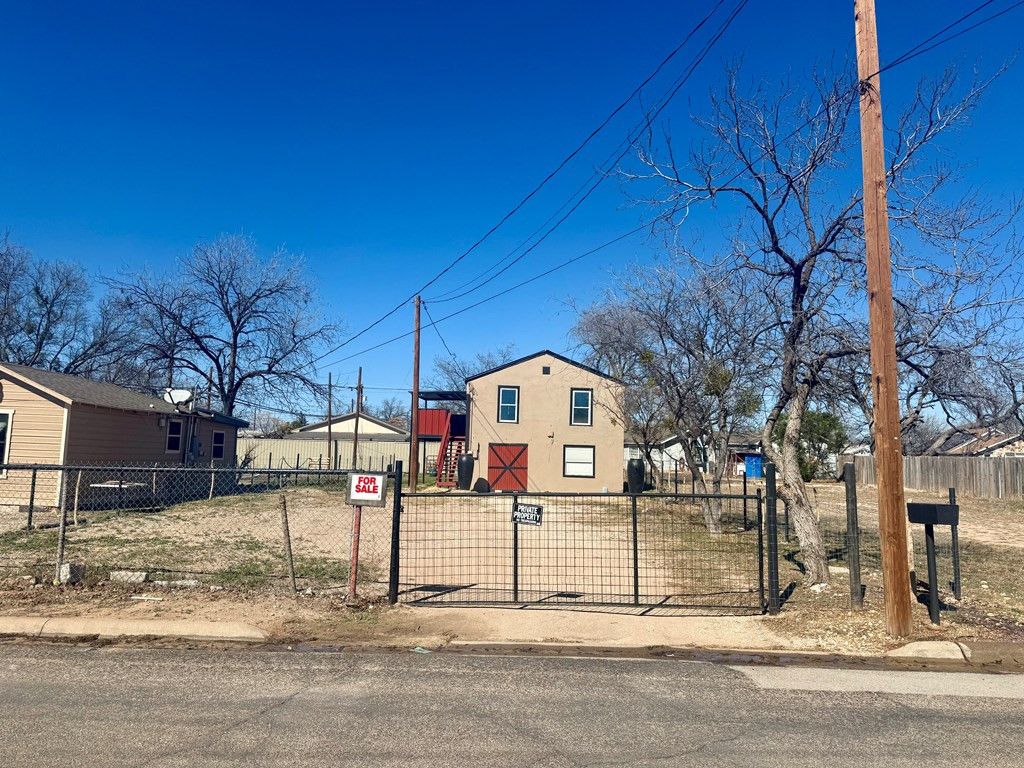 Image 2 of property listing at 1306 E 17th Street, San Angelo, TX 76903
