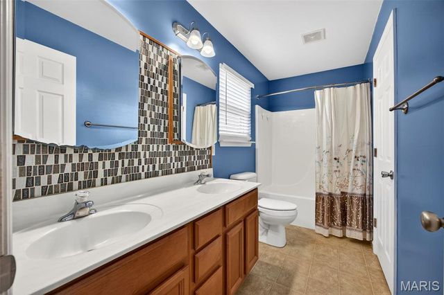 235 Hunters Chase Street, Winfield, MO 63389