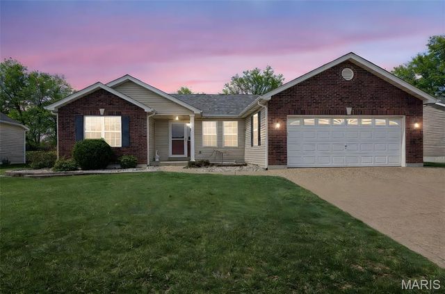 235 Hunters Chase Street, Winfield, MO 63389