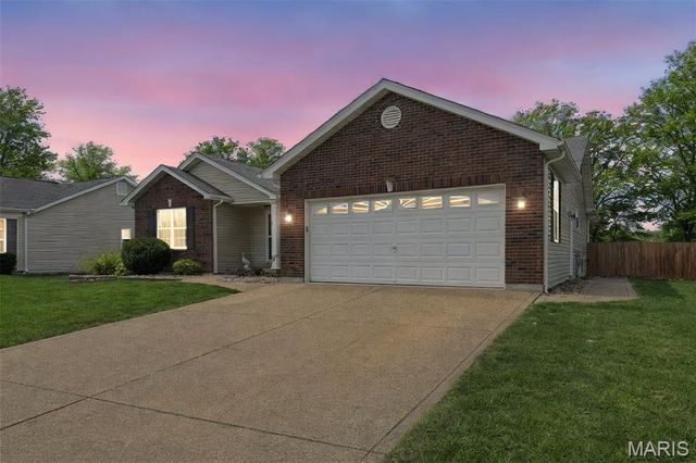 235 Hunters Chase Street, Winfield, MO 63389