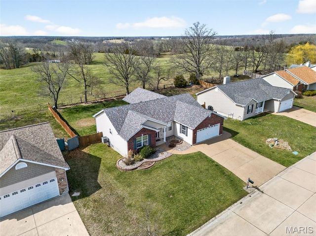 235 Hunters Chase Street, Winfield, MO 63389