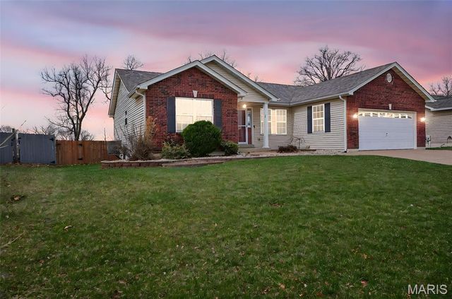 235 Hunters Chase Street, Winfield, MO 63389