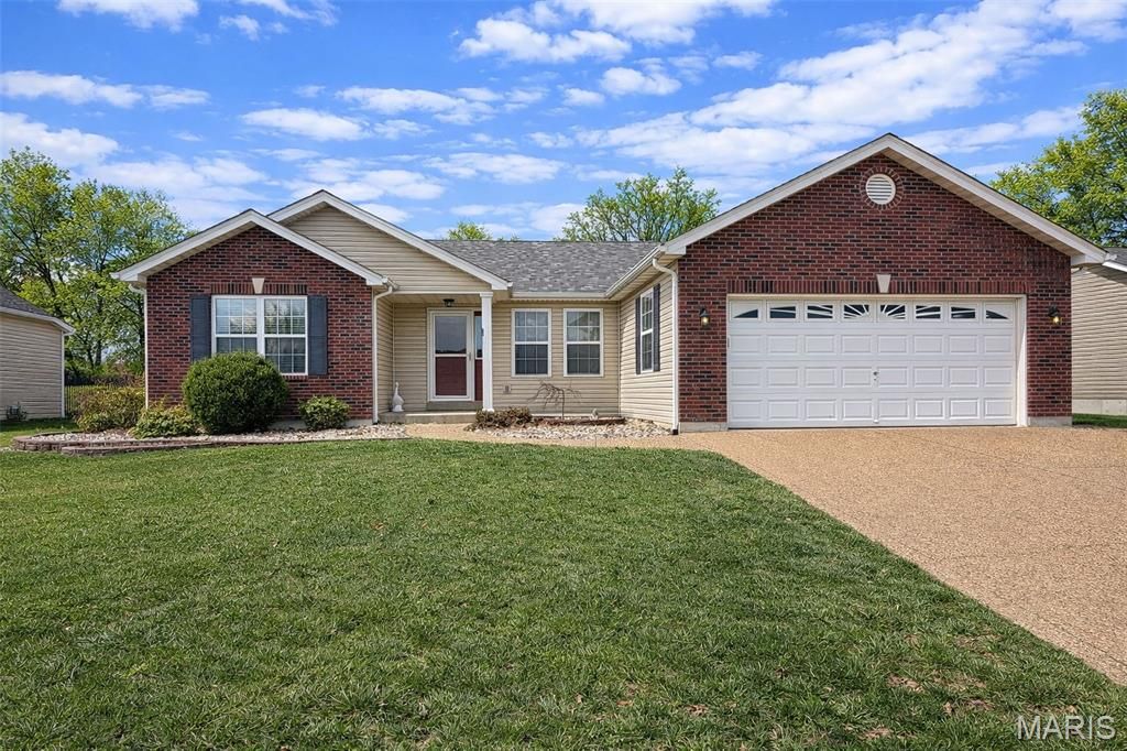 235 Hunters Chase Street, Winfield, MO 63389