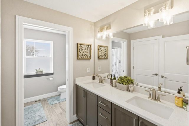 W239N5491 Fieldstone Pass CIRCLE, Sussex, WI 53089